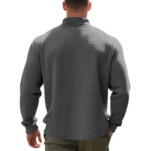 Vista posteriore di una felpa grigia da uomo con trama jacquard e vestibilità comoda