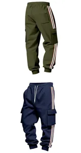 Detailansicht der olivgrünen und blauen Herren-Cargohose mit gestreiften Seitenbändern
