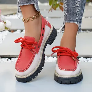 Primer plano de mocasines con plataforma rojos y blancos para mujer con suelas gruesas