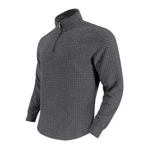 Dettaglio della felpa da uomo con mezza zip, trama jacquard grigia e collo alto.