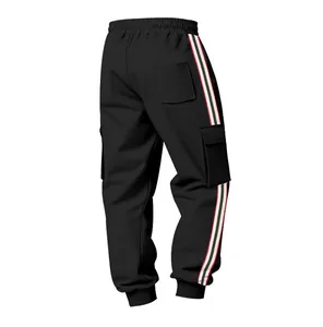 Rückansicht einer schwarzen Fleece-Cargohose mit gestreiftem Webband und Bündchen