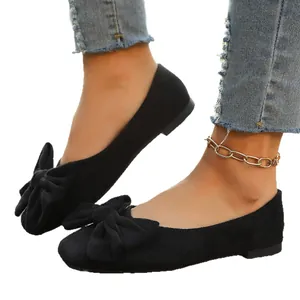 Eleganti ballerine in camoscio nero con un grande fiocco decorativo in punta