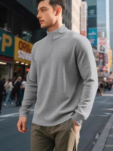 Felpa da uomo grigia testurizzata con mezza zip e colletto a lupetto, stile casual.