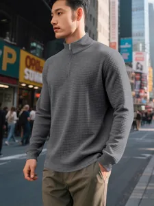 Felpa da uomo in maglia waffle con mezza zip grigia per un look casual autunnale e invernale
