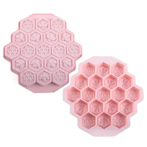 Vista fronte e retro dello stampo per ghiaccio in silicone rosa a 19 celle a nido