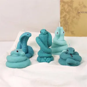 Vista dettagliata di candele per aromaterapia a forma di serpente 3D in varie pose