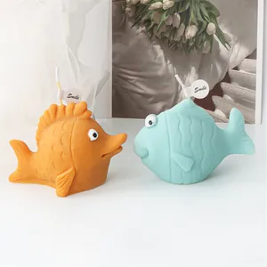 Dettaglio di candele profumate a forma di pesce 3D con etichette Smile decorative