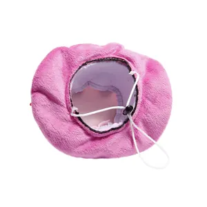 Vista dettagliata della coulisse regolabile su un cappello di peluche rosa per cani e gatti.