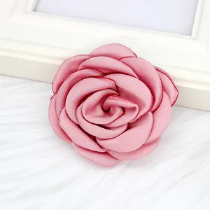 Detailansicht einer 6 cm großen, handgefertigten rosa Stoff-Kamelienrose für Kleidung