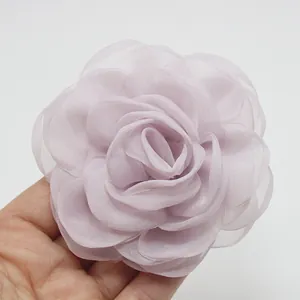 Primer plano de una rosa de organza lila de 8 cm con elegantes pétalos quemados