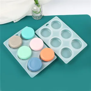 Dettaglio di uno stampo in silicone rotondo a 6 cavità con saponi colorati fatti a mano