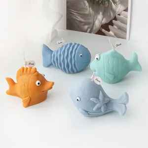 Vista dettagliata di candele profumate 3D a forma di pesce in arancione, blu e menta