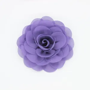 Vista detallada de un broche de rosa de gasa morada de doble capa para accesorios