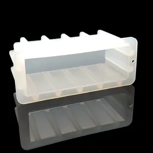 Detailansicht der stabilen Rippenstruktur der 500-ml-Seifenform aus weißem Silikon
