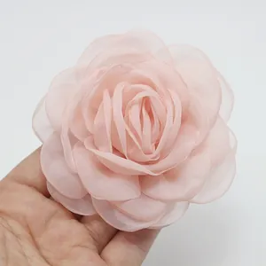Primer plano de rosa de organza rosa de 8 cm con delicados pétalos de borde quemado