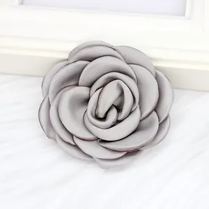 Elegante 6cm graue handgefertigte Satin-Kamelienblüte als Kleidungszubehör