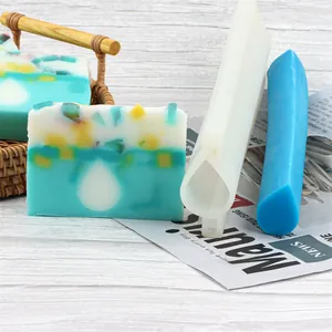 Gros plan sur le moule en tube de silicone en forme de goutte pour savon artisanal