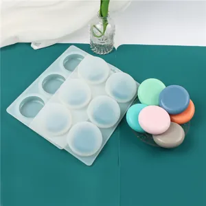 Dettaglio di uno stampo in silicone rotondo a 6 cavità per saponi colorati a mano.