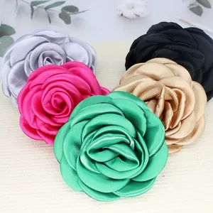 Dettaglio di grandi fiori di camelia in raso 3D da 12 cm fatti a mano in vari colori vivaci