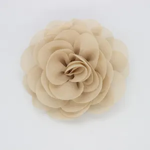 Primer plano de la delicada textura de un broche de rosa de gasa beige a capas