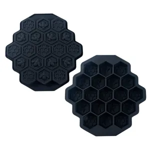 Dettaglio stampo per ghiaccio in silicone a nido d'ape a 19 fori con motivo ape.