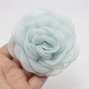 Primer plano de una rosa de organza azul claro de 8cm con pétalos quemados para accesorios DIY