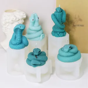 Dettaglio di vari stampi in silicone a forma di serpente 3D con candele verde acqua