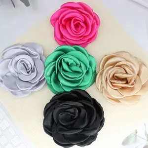 Vista dettagliata di grandi fiori di camelia in raso 3D da 12 cm in cinque colori