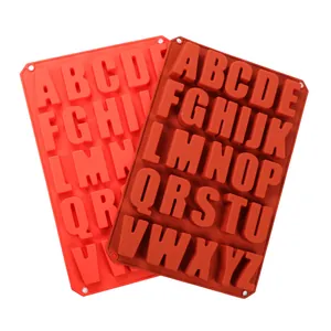 Due grandi stampi in silicone con alfabeto in rosso e marrone per cioccolato e sapone.