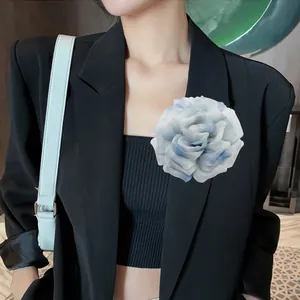 Elegante spilla a forma di grande peony in tessuto sfumato blu e bianco per donna