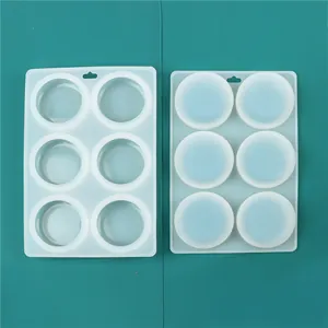 Vista dettagliata di due stampi in silicone rotondi a 6 fori per saponi da 100g