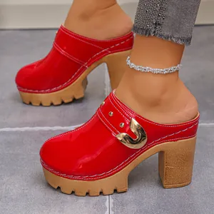 Sabot platform in pelle verniciata rossa con tacchi alti spessi e fibbie dorate