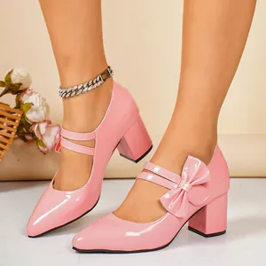 Vue détaillée des escarpins Mary Jane en cuir verni rose avec talons blocs et nœuds