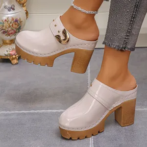 Eleganti sabot platform in vernice beige con tacco alto grosso e dettaglio fibbia oro
