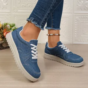 Detailopname van casual blauwe denim sneakers voor dames met zachte comfortzool