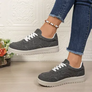 Gedetailleerd aanzicht van grijze denim damessneakers met een dikke witte modieuze zool