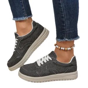 Casual dames sneakers van denim met dikke zachte zolen en klassieke witte veters
