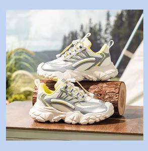 Zapatillas chunky de senderismo de cuero para mujer en un entorno de camping rústico