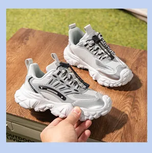 Vista detallada de elegantes zapatillas de cuero genuino plateado para mujeres.