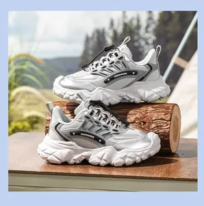 Zapatillas chunky de cuero plateado para mujer, estilo outdoor con suela gruesa.