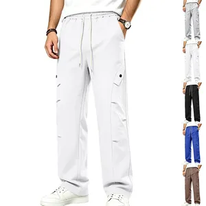 Détail d'un pantalon cargo homme ample avec coutures incurvées et taille à cordon