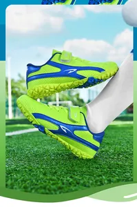 Vue détaillée de chaussures de football pour enfants vert fluo et bleu