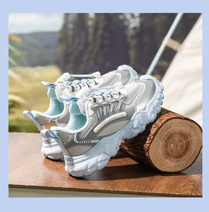 Detalle de zapatillas chunky de cuero real para mujer con cordones ajustables.