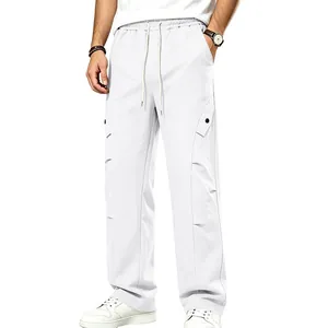 Détail du pantalon large blanc high street avec couture courbée et tissu de qualité.