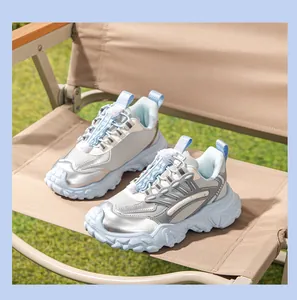 Vista detallada de zapatillas de cuero plateadas y azules para mujer en el exterior.