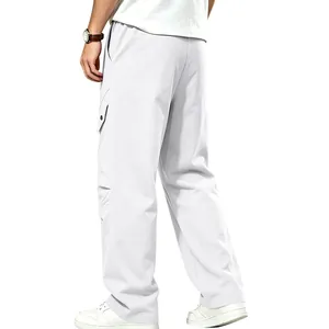Vue arrière du pantalon décontracté blanc épais et large pour hommes.