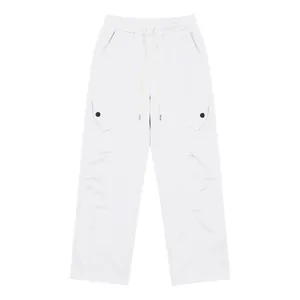 Détail du pantalon cargo blanc à jambes larges et coupe incurvée pour hommes