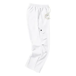 Vue détaillée du jogging baggy blanc cassé épais avec design de coutures incurvées.