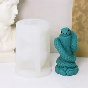 Dettaglio dello stampo in silicone per candela serpente 3D con scultura in cera