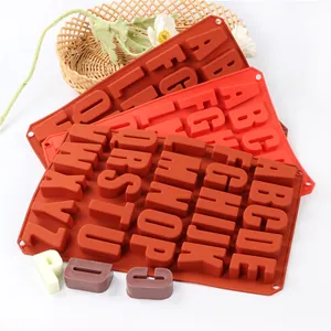 Vista dettagliata degli stampi in silicone con 26 lettere per cioccolato e dessert.